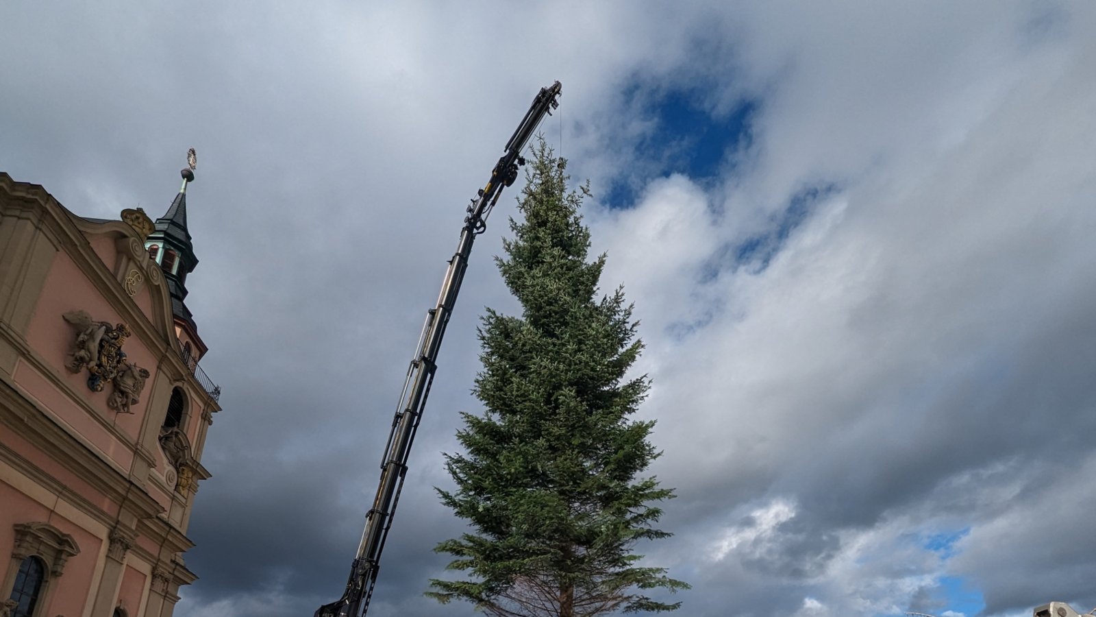 Vorgestern schwebte der Weihnachtsbaum auf den Ludwigsburger Marktplatz ein, meldet die Ludwigsburger Stadtverwaltung. Die rund 20 Meter hohe Küstentanne stammt aus dem Forstrevier Reichenberg in Oppenweiler im Rems-Murr-Kreis und sei vom Förster und Mitarbeitern der Technischen Dienste Ludwigsburg ausgesucht worden. Foto: p Vorgestern schwebte der Weihnachtsbaum auf den Ludwigsburger Marktplatz ein, meldet die Ludwigsburger Stadtverwaltung. Die rund 20 Meter hohe Küstentanne stammt aus dem Forstrevier Reichenberg in Oppenweiler im Rems-Murr-Kreis und sei vom Förster und Mitarbeitern der Technischen Dienste Ludwigsburg ausgesucht worden. Foto: p