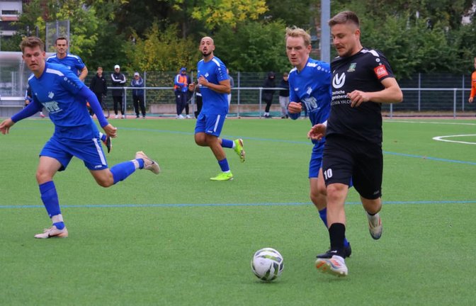 Gegen den FSV Deufringen (in Blau) gelang Radnik Sindelfingen ein 3:1-Heimerfolg.<span class='image-autor'>Maximilian Schöbel</span>