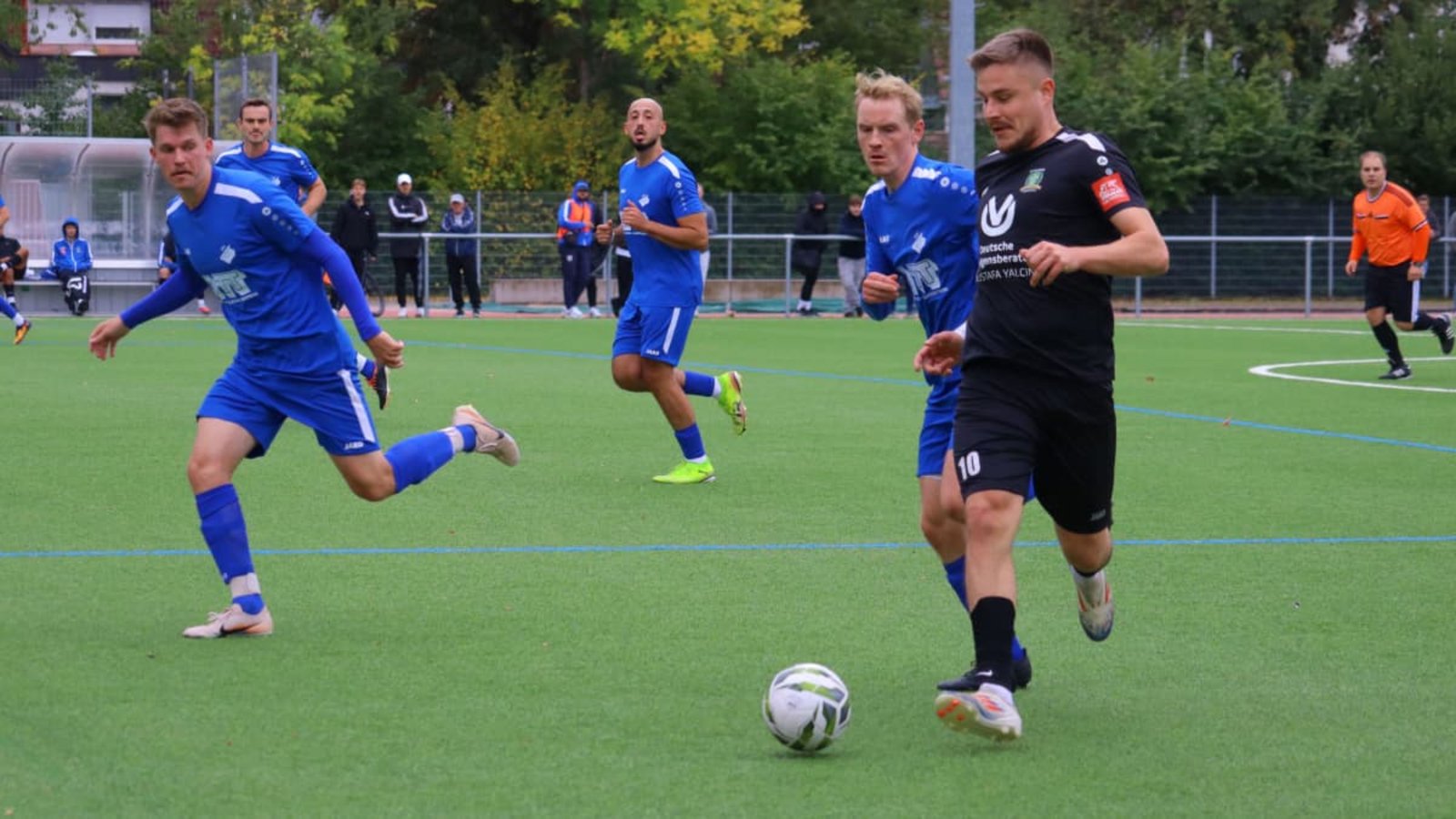 Gegen den FSV Deufringen (in Blau) gelang Radnik Sindelfingen ein 3:1-Heimerfolg.Maximilian Schöbel