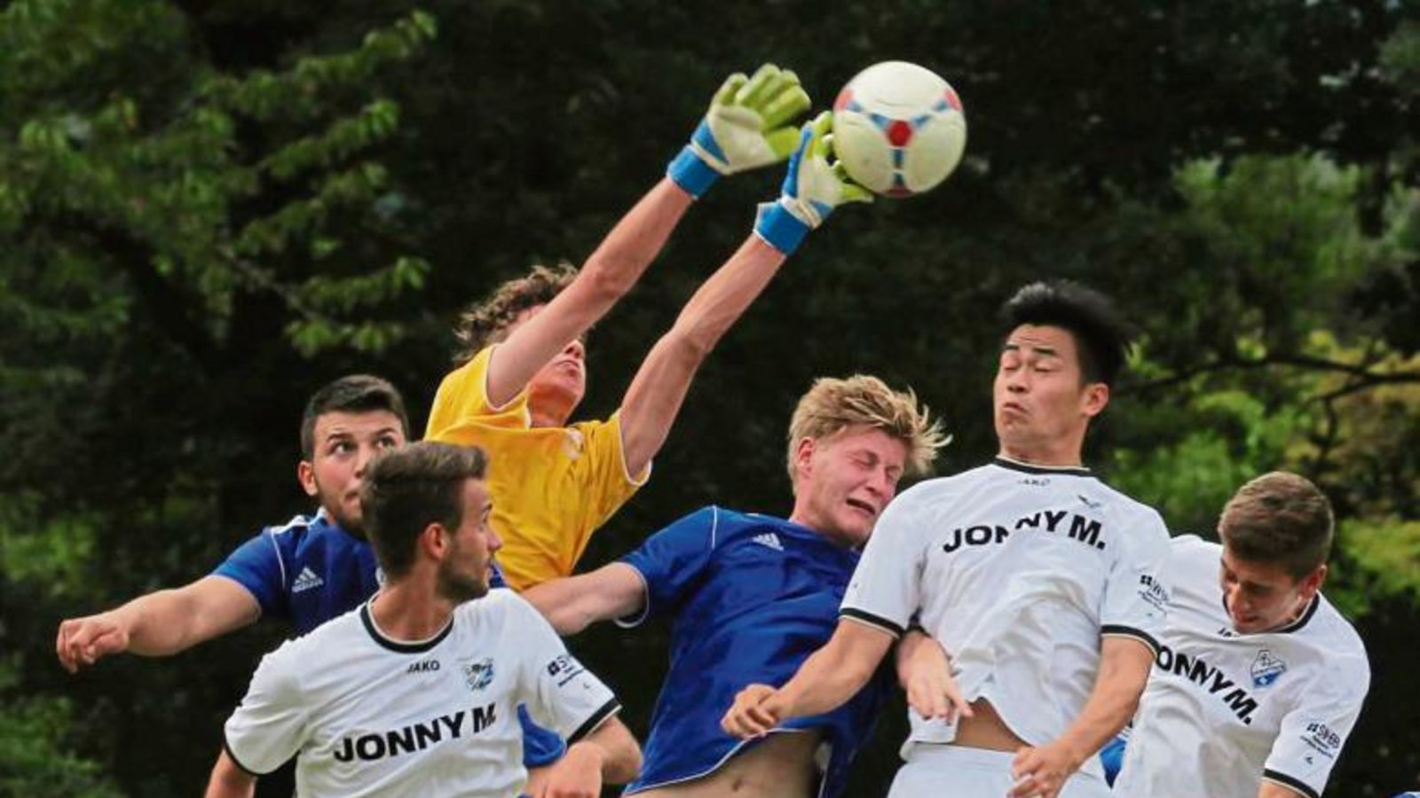 Viel Betrieb war für dem Kasten von Illingens Torhüter Florian Mantai (Dritter von links) im Testspiel des SVI gegen den FSV 08 Bissingen. Foto: Nachreiner Viel Betrieb war für dem Kasten von Illingens Torhüter Florian Mantai (Dritter von links) im Testspiel des SVI gegen den FSV 08 Bissingen. Foto: Nachreiner