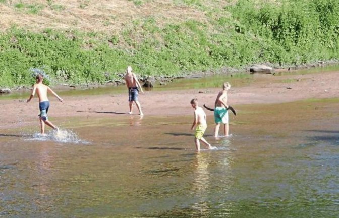 Der Sommer ist da – heute mit dem 21. Juni auch offiziell. Heiße Tage gab es aber auch schon davor, wie dieses „Strandbad“ an der Enz in Vaihingen auf Höhe des Enztalbads zeigt. Die Buben haben ihren Spaß.  Foto: Arning