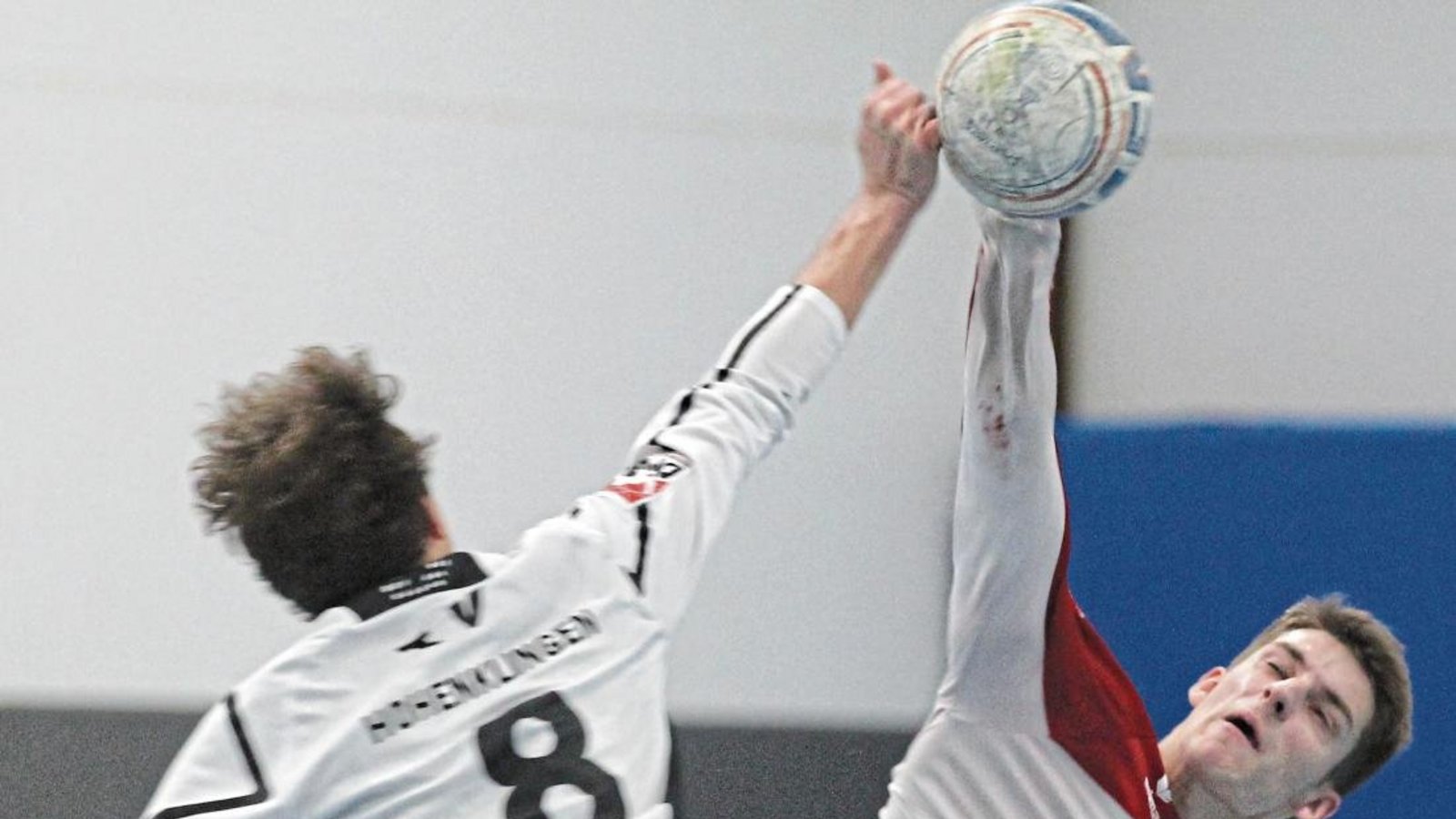 Vaihingens Jakob Kilpper (von rechts) und Hohenklingens Bastian Dangel lieferten sich spannende Duelle beim Block. Foto: Nachreiner Vaihingens Jakob Kilpper (von rechts) und Hohenklingens Bastian Dangel lieferten sich spannende Duelle beim Block. Foto: Nachreiner
