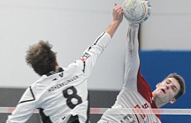 Vaihingens Jakob Kilpper (von rechts) und Hohenklingens Bastian Dangel lieferten sich spannende Duelle beim Block. Foto: Nachreiner