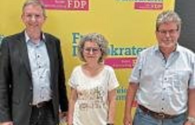 Wolfgang Vogt mit der FDP-Kreisvorsitzenden Viola Noack und ihrem Stellvertreter Kai Buschmann (von links).  Foto: p