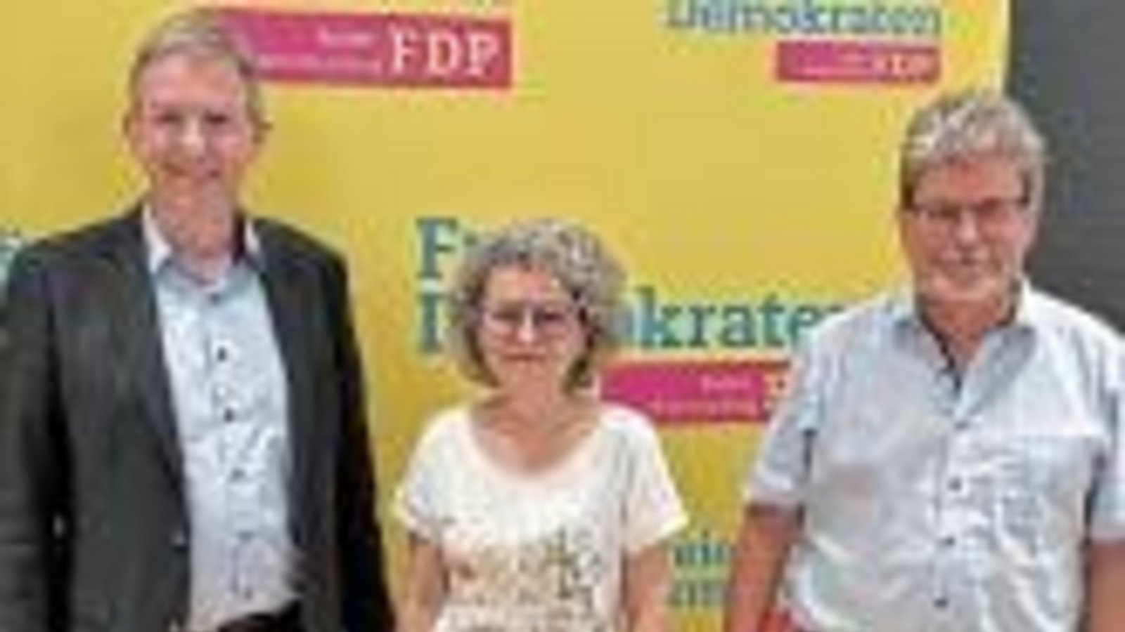 Wolfgang Vogt mit der FDP-Kreisvorsitzenden Viola Noack und ihrem Stellvertreter Kai Buschmann (von links). Foto: p Wolfgang Vogt mit der FDP-Kreisvorsitzenden Viola Noack und ihrem Stellvertreter Kai Buschmann (von links). Foto: p