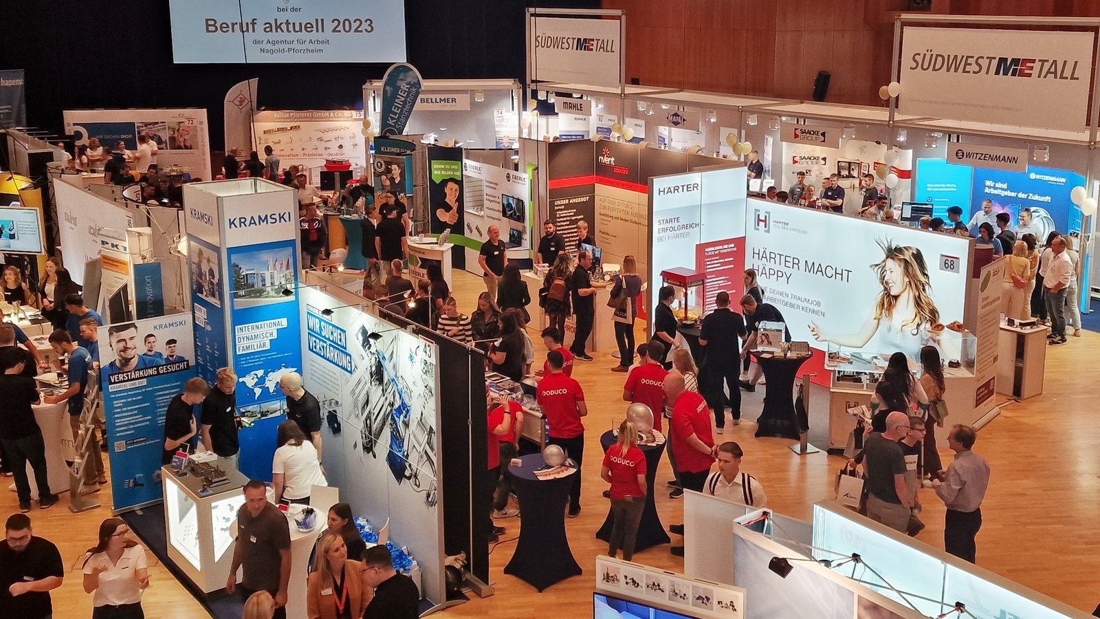 Mit über 150 teilnehmenden Unternehmen und Institutionen ist die „Beruf aktuell“ die größte Ausbildungs- und Studienmesse in der gesamten Region. Sie lockte wieder zahlreiche Besucher ins Pforzheimer CCP. Foto: Friedrich Mit über 150 teilnehmenden Unternehmen und Institutionen ist die „Beruf aktuell“ die größte Ausbildungs- und Studienmesse in der gesamten Region. Sie lockte wieder zahlreiche Besucher ins Pforzheimer CCP. Foto: Friedrich