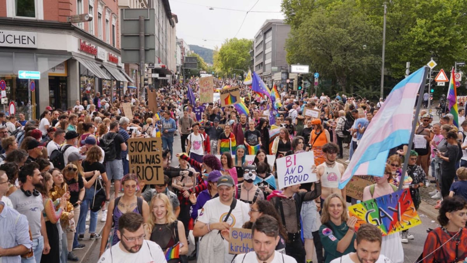 Am 25. Juli wird es bunt in den Straßen: Dann zieht die CSD-Demonstration wieder durch Stuttgart – für viele Teilnehmende ist die Demo dieses Jahr wichtiger denn je. (Archivbild)Andreas Rosar Fotoagentur-Stuttgart Am 25. Juli wird es bunt in den Straßen: Dann zieht die CSD-Demonstration wieder durch Stuttgart – für viele Teilnehmende ist die Demo dieses Jahr wichtiger denn je. (Archivbild)Andreas Rosar Fotoagentur-Stuttgart