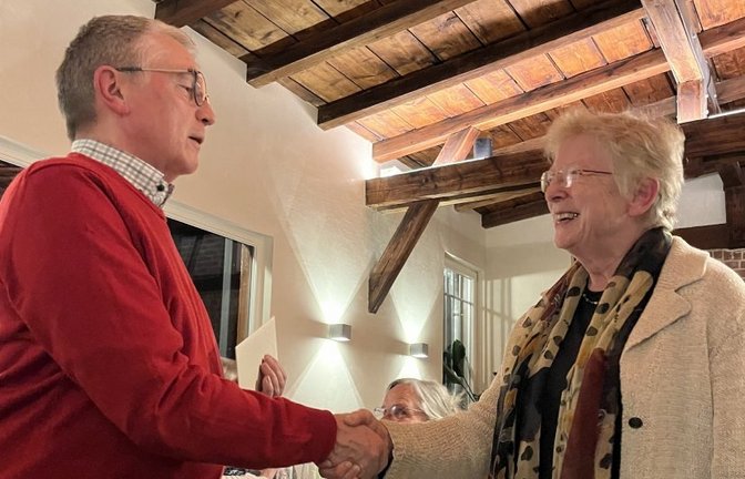 Pfarrer Karl Böck dankt Margret Wagner für ihre langjährigen Dienste.  <span class='image-autor'>Foto: p</span>