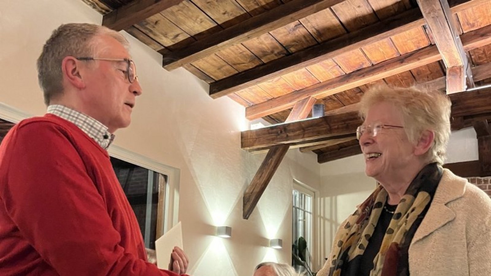 Pfarrer Karl Böck dankt Margret Wagner für ihre langjährigen Dienste. Foto: p Pfarrer Karl Böck dankt Margret Wagner für ihre langjährigen Dienste. Foto: p