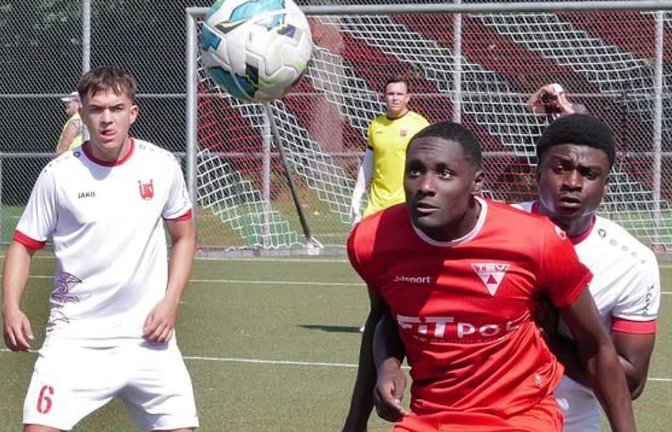 Goldener Torschütze für den TSV Weilimdorf: Terry Offei (Mitte).<span class='image-autor'>Günter Bergmann</span>