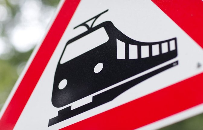 Der Radfahrer ist von einem Zug erfasst worden. (Symbolbild)<span class='image-autor'>Friso Gentsch/dpa</span>