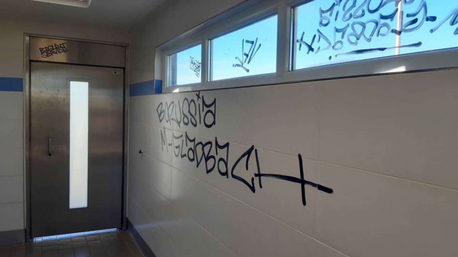 Ein mit Schmierereien verunstaltetes WC-Gebäude an einer Autobahn. Müll und Vandalismus verursachen laut Autobahn GmbH jedes Jahr Kosten im sechsstelligen Bereich.---/Via Solutions Südwest Gmbh & Co KG/dpa Ein mit Schmierereien verunstaltetes WC-Gebäude an einer Autobahn. Müll und Vandalismus verursachen laut Autobahn GmbH jedes Jahr Kosten im sechsstelligen Bereich.---/Via Solutions Südwest Gmbh & Co KG/dpa