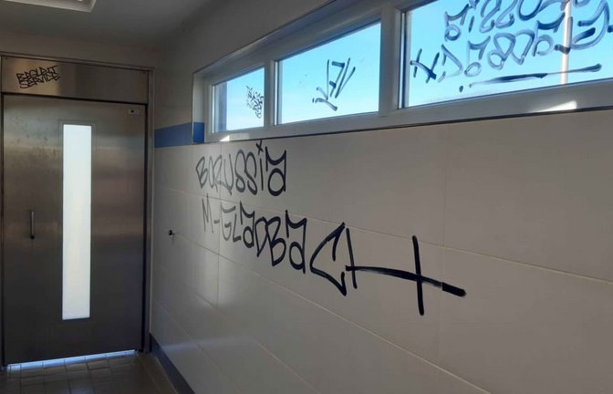 Ein mit Schmierereien verunstaltetes WC-Gebäude an einer Autobahn. Müll und Vandalismus verursachen laut Autobahn GmbH jedes Jahr Kosten im sechsstelligen Bereich.<span class='image-autor'>---/Via Solutions Südwest Gmbh & Co KG/dpa</span>