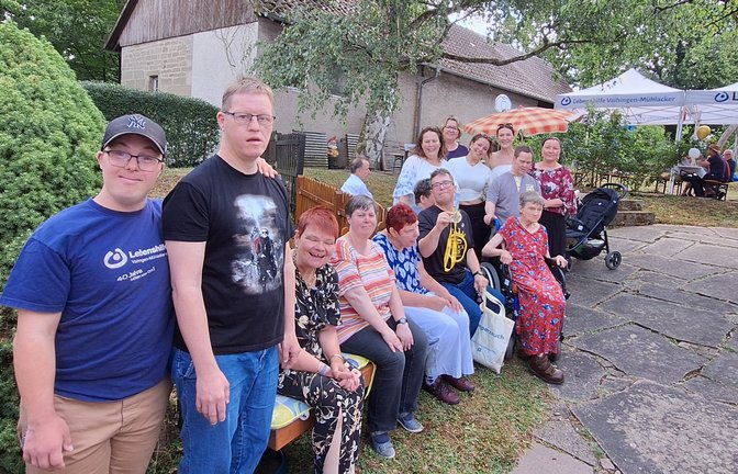 Tolles Team: Bewohnerinnen und Bewohner sowie Mitarbeitende feiern gemeinsam mit den Gästen beim Sommerfest in Kleinglattbach. <span class='image-autor'>Foto: Kauer</span>