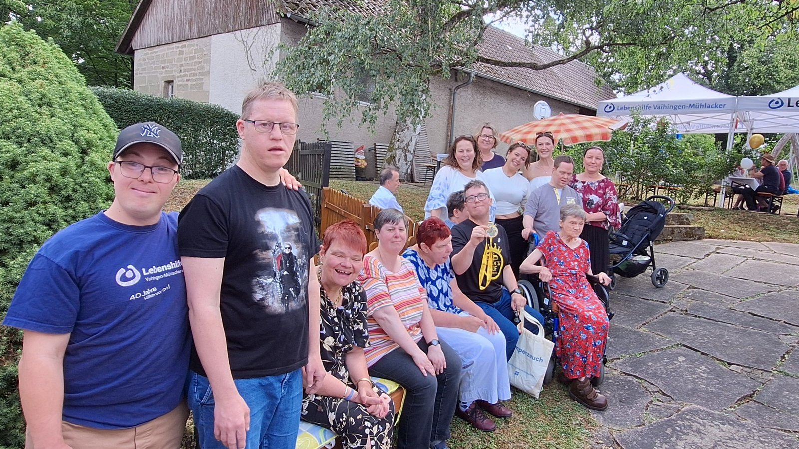 Tolles Team: Bewohnerinnen und Bewohner sowie Mitarbeitende feiern gemeinsam mit den Gästen beim Sommerfest in Kleinglattbach. Foto: Kauer Tolles Team: Bewohnerinnen und Bewohner sowie Mitarbeitende feiern gemeinsam mit den Gästen beim Sommerfest in Kleinglattbach. Foto: Kauer