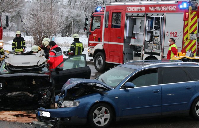 Eine schwer und eine leicht verletzte Person sowie einen Schaden von insgesamt etwa 20 000 Euro forderte ein Unfall, der sich gestern gegen 9.30 Uhr in der Stuttgarter Straße in Vaihingen ereignet hat. Ein 47 Jahre alter Audi A3-Lenker befuhr die Stuttgarter Straße von der Bundesstraße 10 kommend, während ihm ein 33-jähriger Audi A4-Fahrer entgegenkam. Auf Höhe der Tankstelle wollte der 33-Jährige nach links abbiegen. Vermutlich übersah er hierbei den Entgegenkommenden und es kam zu einer Kollision, heißt es im Bericht der Polizei. Der 47 Jahre alte Mann erlitt schwere Verletzungen. Der 33-Jährige wurde leicht verletzt. Beide wurden vom Rettungsdienst in Krankenhäuser gebracht. Da Betriebsstoffe ausgelaufen waren, musste die Straßenmeisterei Vaihingen Reinigungsarbeiten durchführen. Die Feuerwehren Enzweihingen und Vaihingen befanden sich mit vier Fahrzeugen und 20 Wehrleuten vor Ort. „Aufgrund des Verletzungsmusters führten wir bei einem Fahrer, der nicht eingeklemmt aber eingeschlossen war, eine große Öffnung des Daches durch, um ihn so schonend wie möglich zu retten“, sagte Kommandant Thomas Korz. Die Stuttgarter Straße war bis Mittag gesperrt. <span class='image-autor'>Foto: Bögel</span>