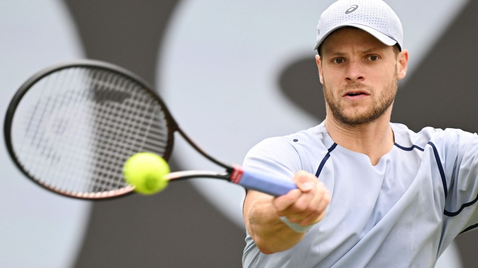 Yannick Hanfmann gewinnt sein Auftaktmatch in Stuttgart –  und hat eine klare Meinung zur Geld-Debatte im Tennis.Foto: Marijan Murat/dpa
