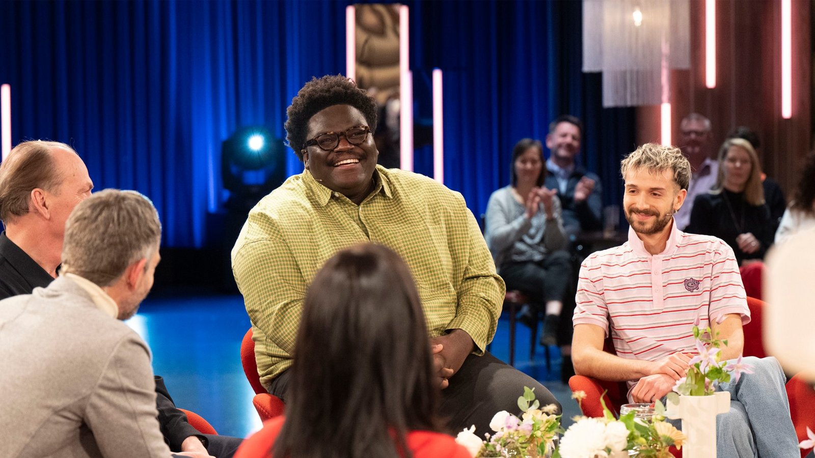 Gäste in der Sendung: "Blumengarten" mit Sänger Rayan Djima (3.v.l.) und Produzent Sammy Eickmann (r).Foto: WDR/Melanie Grande Gäste in der Sendung: "Blumengarten" mit Sänger Rayan Djima (3.v.l.) und Produzent Sammy Eickmann (r).Foto: WDR/Melanie Grande