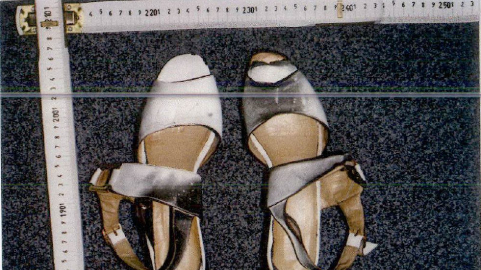 ... diesen weißen Sandalen der Größe 38 mit goldfarbener Metallverzierung.Foto: Polizeipräsidium Freiburg