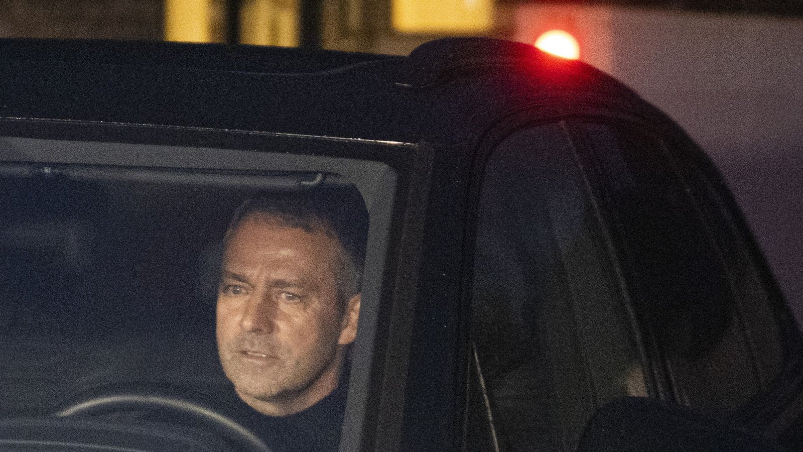 Fußball-Bundestrainer Hans-Dieter  „Hansi“ Flick   verlässt am 7. Dezember nach dem Krisengespräch das Hotel in  Neu-Isenburg. 

Foto: dpa/Boris RoesslerFoto: &nbsp;