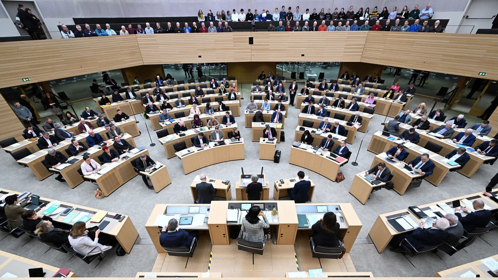 Ein schmaler Gang trennt AfD und CDU im Landtagsplenum. Die SPD wittert aber zumindest bei einem Vorgang eine zu große Nähe.Foto: dpa/Bernd Weißbrod Ein schmaler Gang trennt AfD und CDU im Landtagsplenum. Die SPD wittert aber zumindest bei einem Vorgang eine zu große Nähe.Foto: dpa/Bernd Weißbrod