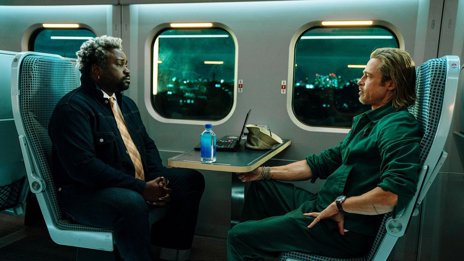 Brian Tyree Henry (li.) als Lemon  und Brad Pitt als Ladybug  im Hochgeschwindigkeitszug zwischen Tokio und KyotoFoto: dpa/Scott Garfield