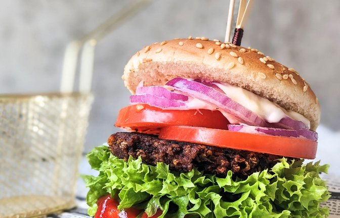 Illustration - Ein Patty aus Kidneybohnen auf einem Veggie-Burger<span class='image-autor'>Foto: Doreen Hassek/haupstadtkueche.blogspot.com/dpa-tmn</span>