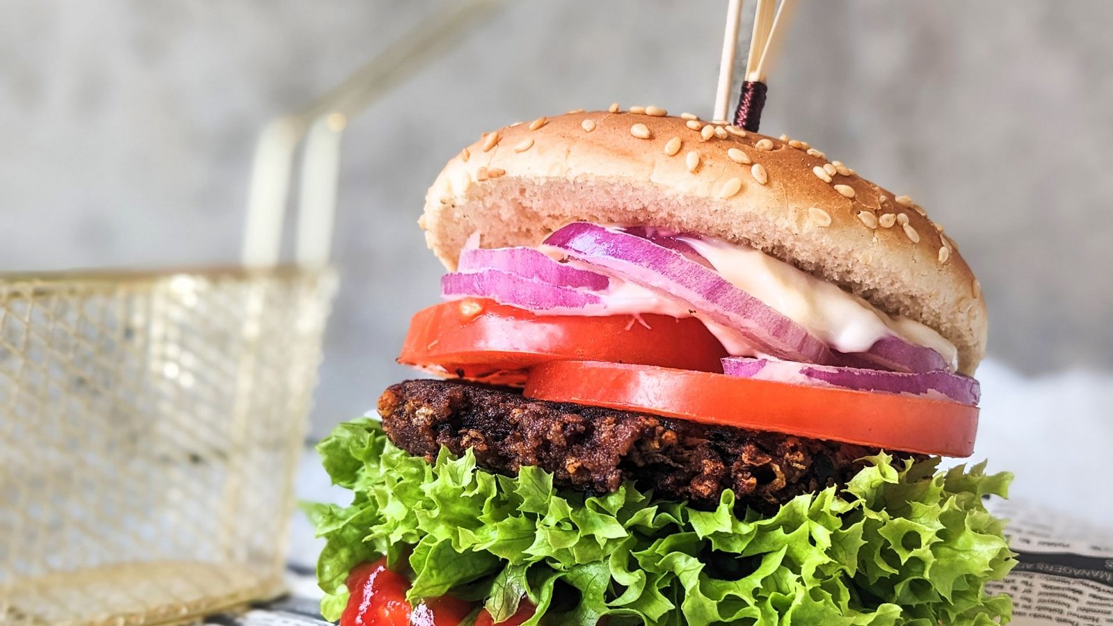 Illustration - Ein Patty aus Kidneybohnen auf einem Veggie-BurgerFoto: Doreen Hassek/haupstadtkueche.blogspot.com/dpa-tmn