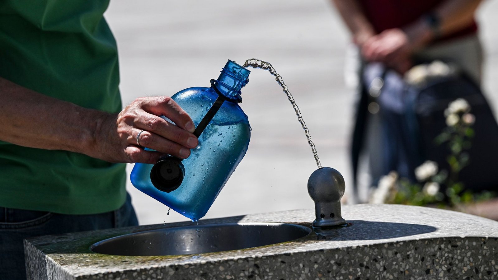 Öffentliche Wasserspender wie hier in Berlin bieten wichtige Erfrischung.Foto: Jens Kalaene/dpa