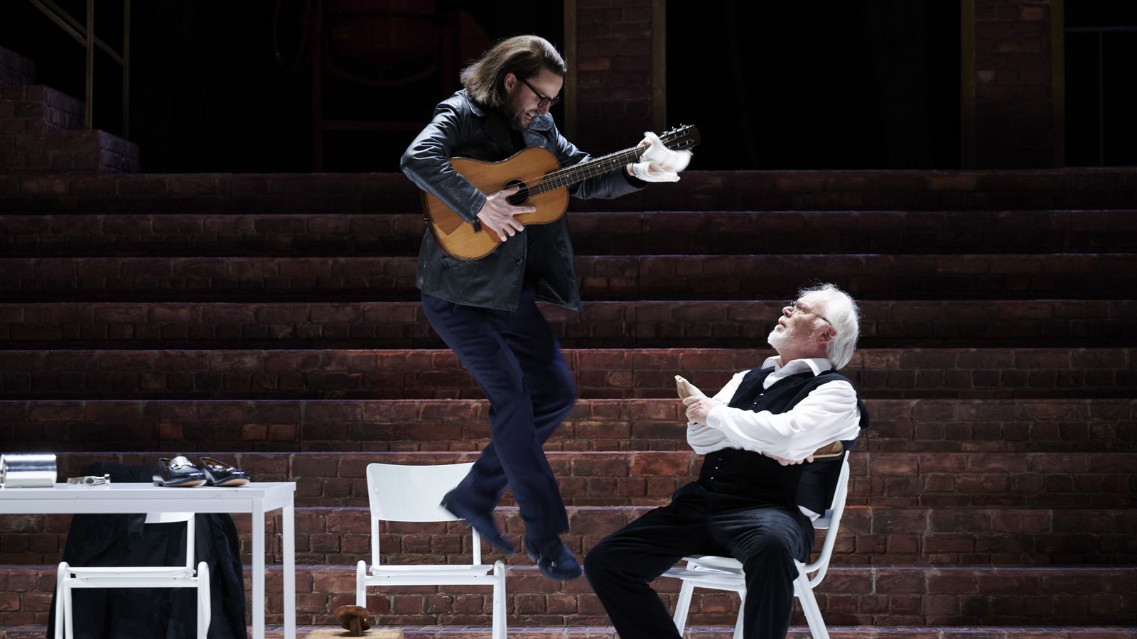 Björn Bürger als Sixtus Beckmesser (l.), Martin Gantner als Hans SachsFoto: Staatsoper/Matthias Baus