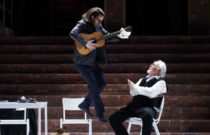 Björn Bürger als Sixtus Beckmesser (l.), Martin Gantner als Hans Sachs<span class='image-autor'>Foto: Staatsoper/Matthias Baus</span>