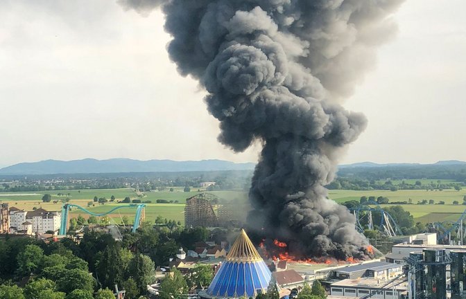 Großbrand im Europa-Park: Das Feuer, das die Attraktion „Piraten von Batavia“ zerstörte, gehört zu den verheerendsten, die der Freizeitpark erlebte.<span class='image-autor'>Foto: dpa</span>
