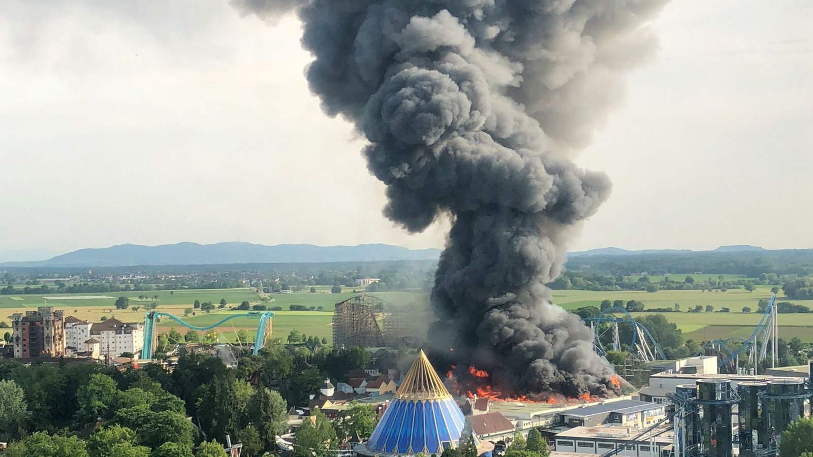 Großbrand im Europa-Park: Das Feuer, das die Attraktion „Piraten von Batavia“ zerstörte, gehört zu den verheerendsten, die der Freizeitpark erlebte.Foto: dpa Großbrand im Europa-Park: Das Feuer, das die Attraktion „Piraten von Batavia“ zerstörte, gehört zu den verheerendsten, die der Freizeitpark erlebte.Foto: dpa