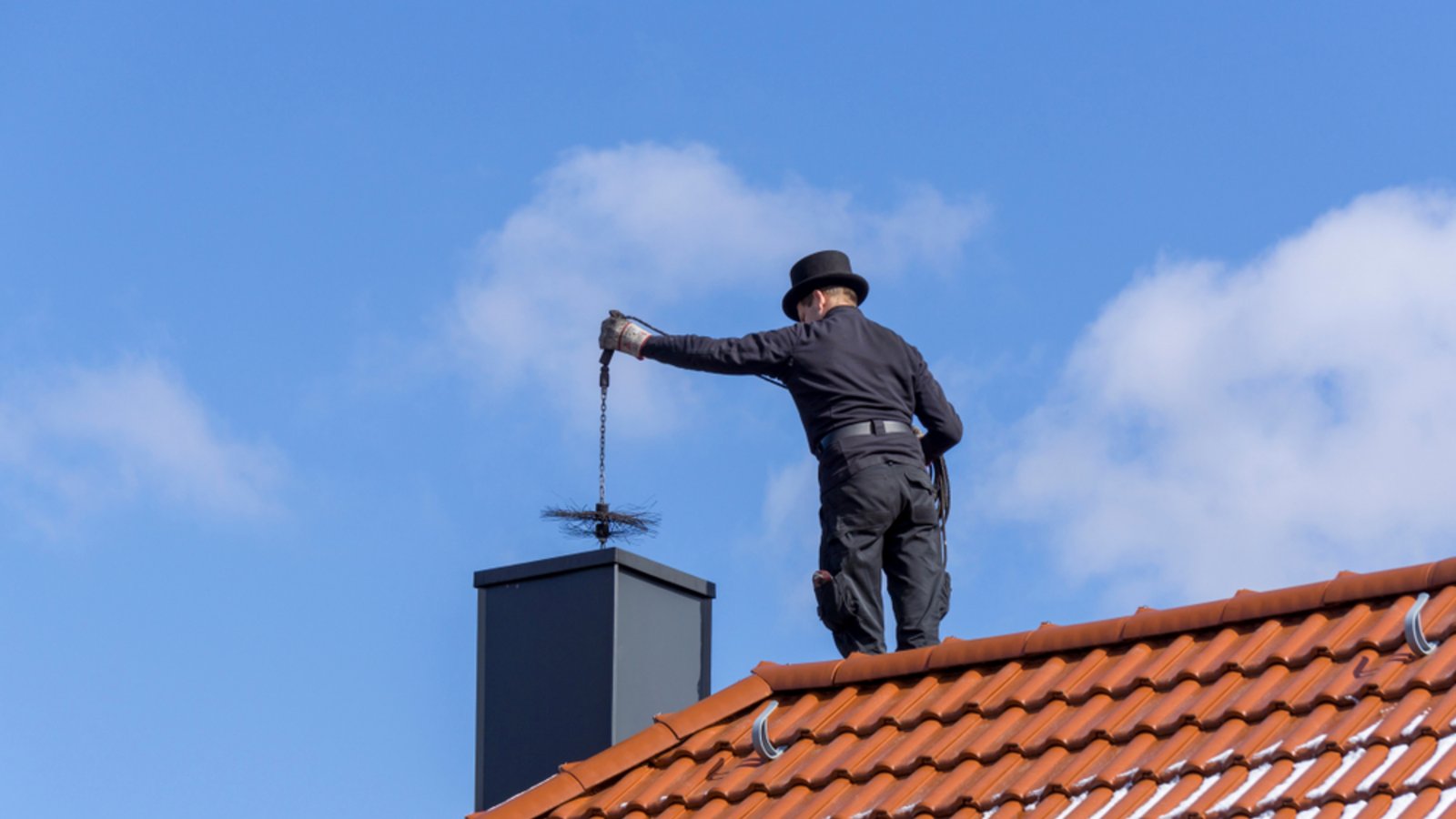 Der Feuerstättenbescheid wird vom Bezirksschornsteinfeger ausgestellt.Foto: Gabor Tinz / shutterstock.com Der Feuerstättenbescheid wird vom Bezirksschornsteinfeger ausgestellt.Foto: Gabor Tinz / shutterstock.com