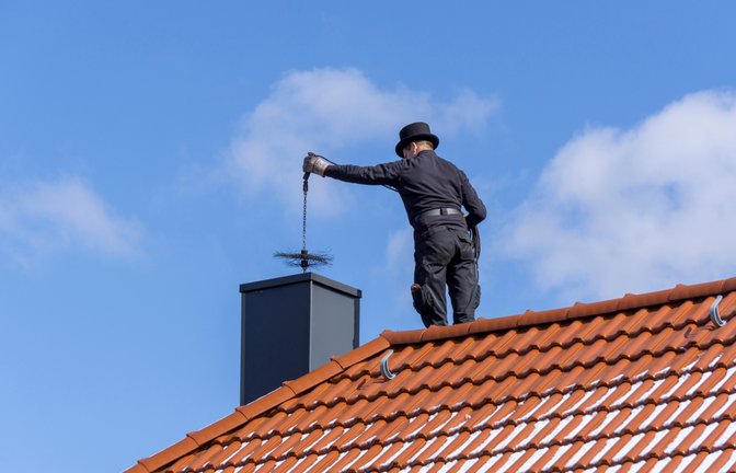 Der Feuerstättenbescheid wird vom Bezirksschornsteinfeger ausgestellt.<span class='image-autor'>Foto: Gabor Tinz / shutterstock.com</span>