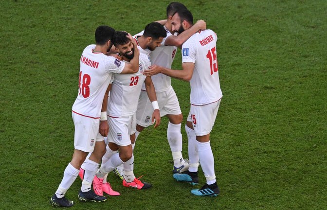 Die iranischen Spieler feiern das zweite Tor gegen Wales.<span class='image-autor'>Foto: AFP/ANTONIN THUILLIER</span>