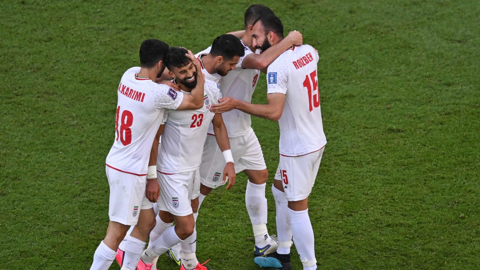 Die iranischen Spieler feiern das zweite Tor gegen Wales.Foto: AFP/ANTONIN THUILLIER