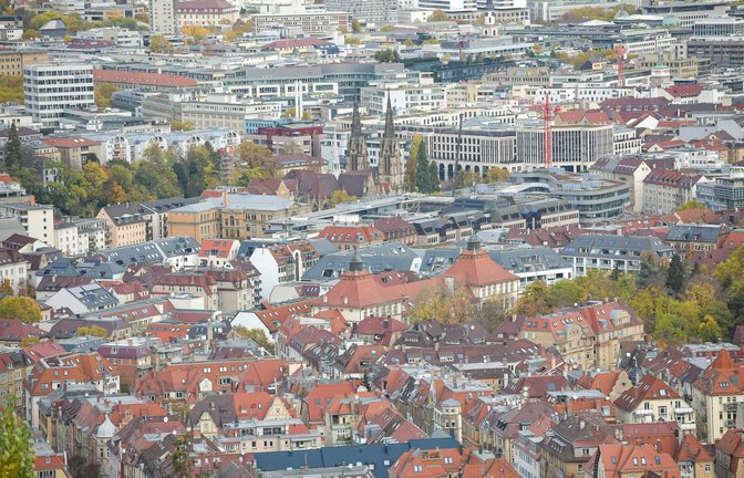 Viele rote Dächer in Stuttgart: Realistische Ausbauziele sind derzeit in der Diskussion.<span class='image-autor'>Foto: Lichtgut/Max Kovalenko</span>