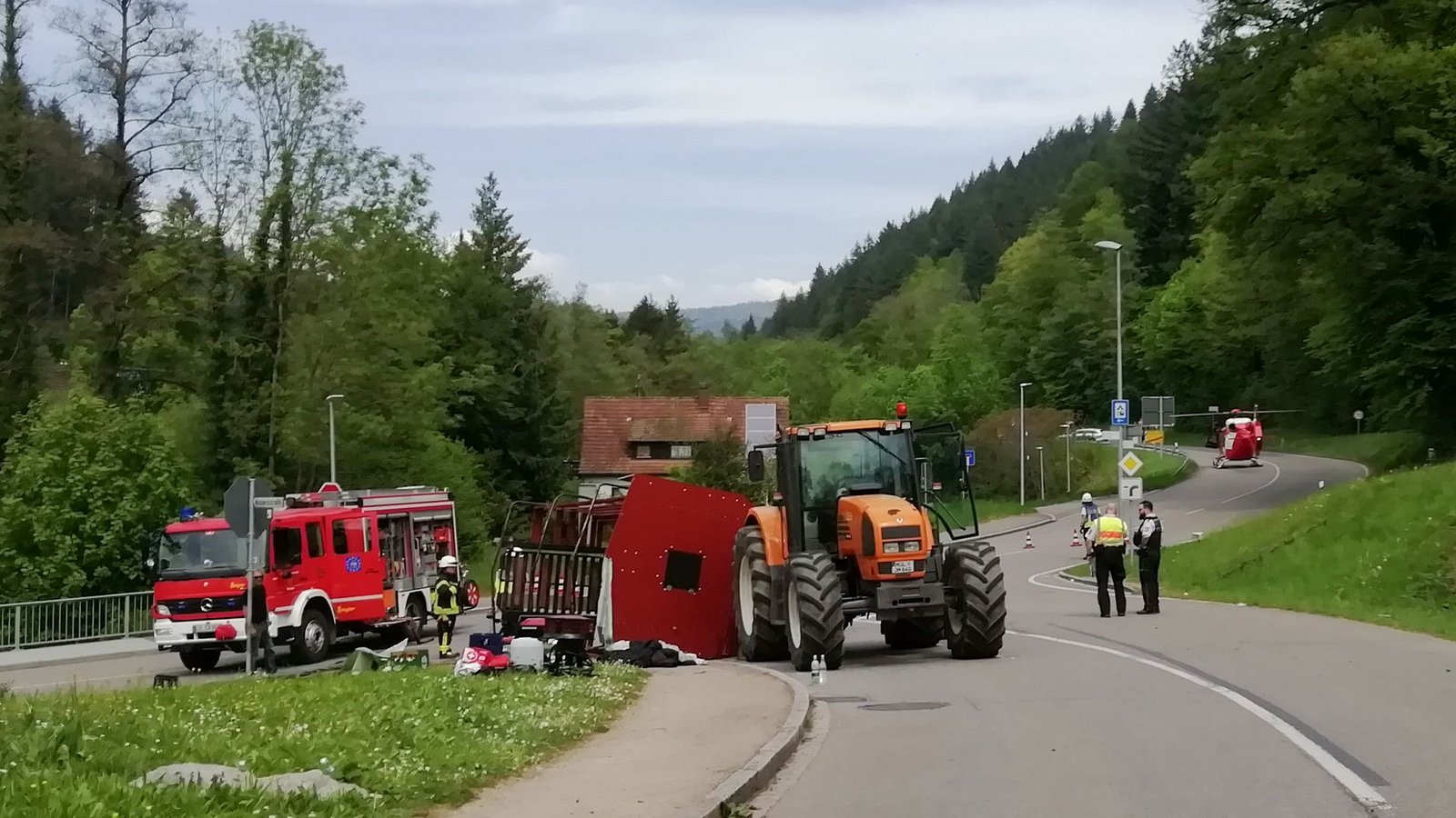Unfall mit Maiwagen: Rettungskräfte neben dem umgestürzten Maiwagen in Kandern.Foto: Gudrun Gehr/Oberbadisches Verlagshaus/dpa