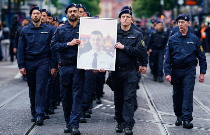 Polizisten bei einem Trauermarsch in Mannheim für ihren getöteten Kollegen Rouven Laur im vergangenen Jahr.<span class='image-autor'>Foto: dpa/Uwe Anspach</span>