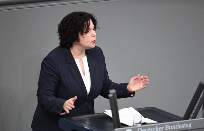 Amira Mohamed Ali bei einer Rede im Bundestag<span class='image-autor'>Foto: dpa/Marco Rauch</span>