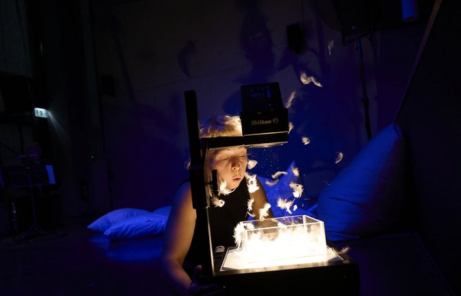 Wundersame Verwandlung: Eva Mario Hasler pustet einen Daunenschneesturm im Auflaufglas.<span class='image-autor'>Foto: Matthias Baus</span>