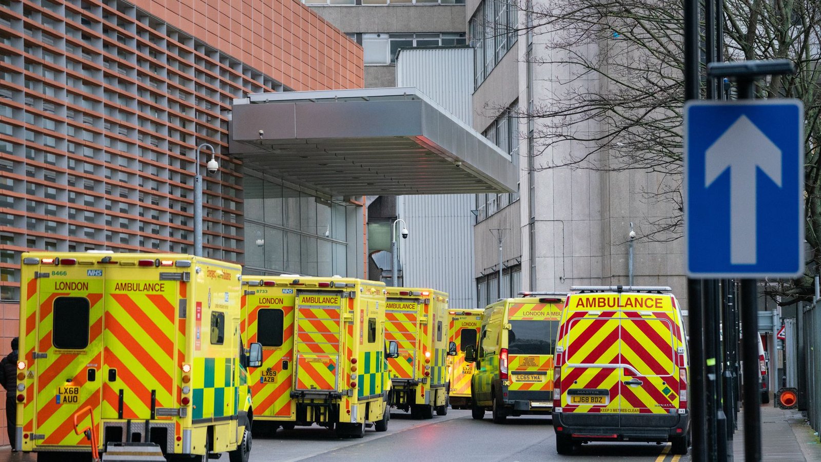 Krankenwagen vor dem Royal London KrankenhausFoto: Dominic Lipinski