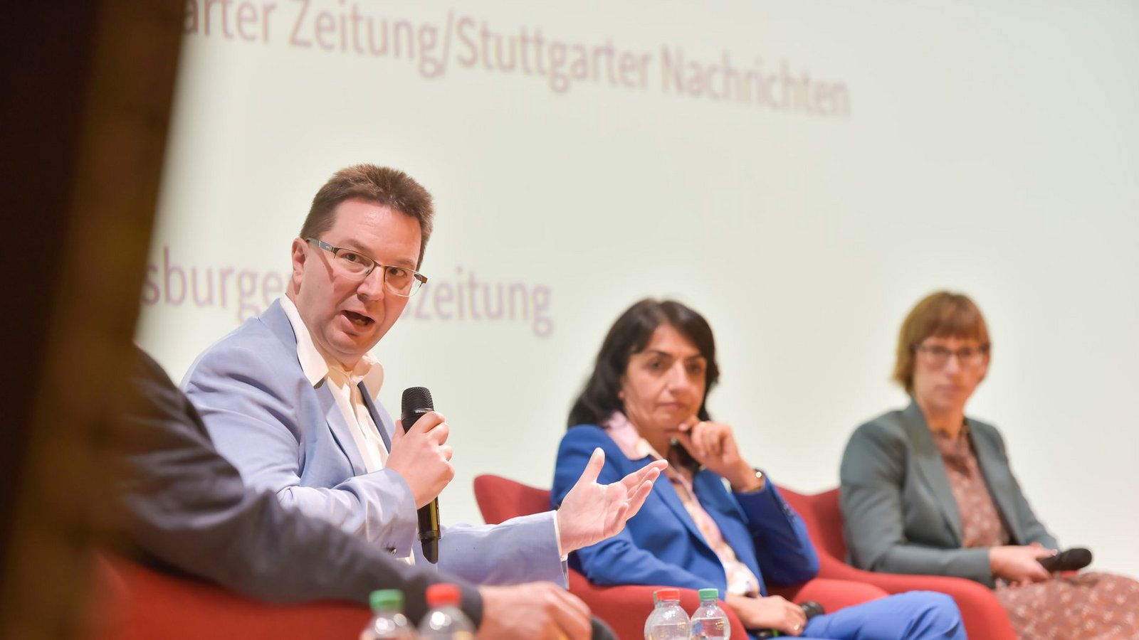 Michael Blume, hier bei einer Diskussionsveranstaltung unserer Zeitung mit Landtagspräsidentin Muhtem Aras, hat im Streit mit Twitter einen Sieg errungen.Foto: Lichtgut/Max Kovalenko