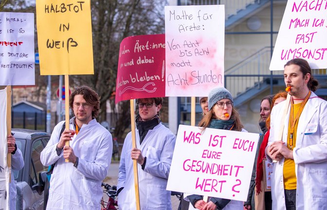 Vor einigen Monaten sind bundesweit die Ärzte der Unikliniken auf die Straße gegangen – jetzt folgen die kommunalen Krankenhäuser.<span class='image-autor'>Foto: dpa/Jens Büttner</span>