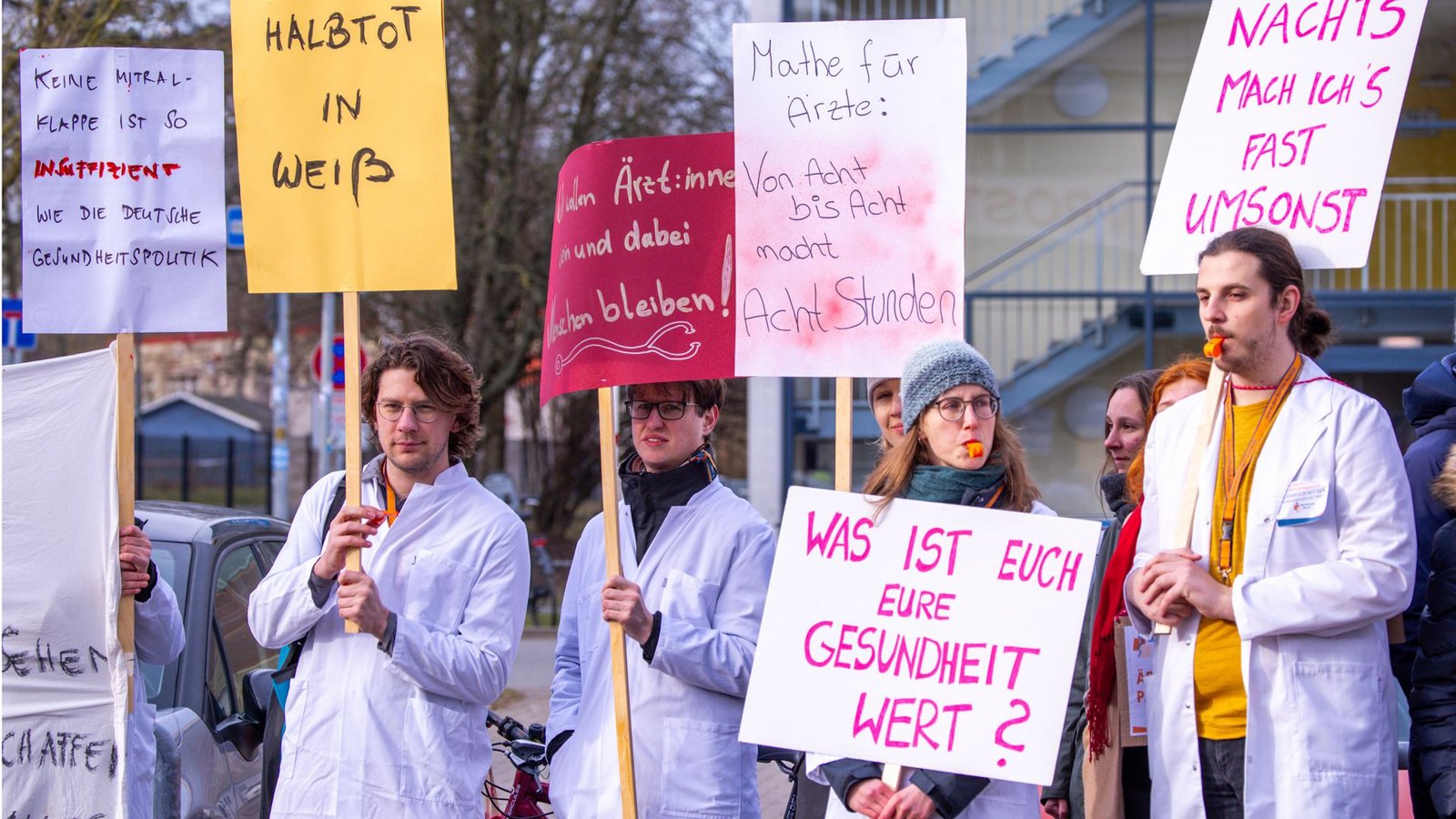 Vor einigen Monaten sind bundesweit die Ärzte der Unikliniken auf die Straße gegangen – jetzt folgen die kommunalen Krankenhäuser.Foto: dpa/Jens Büttner Vor einigen Monaten sind bundesweit die Ärzte der Unikliniken auf die Straße gegangen – jetzt folgen die kommunalen Krankenhäuser.Foto: dpa/Jens Büttner