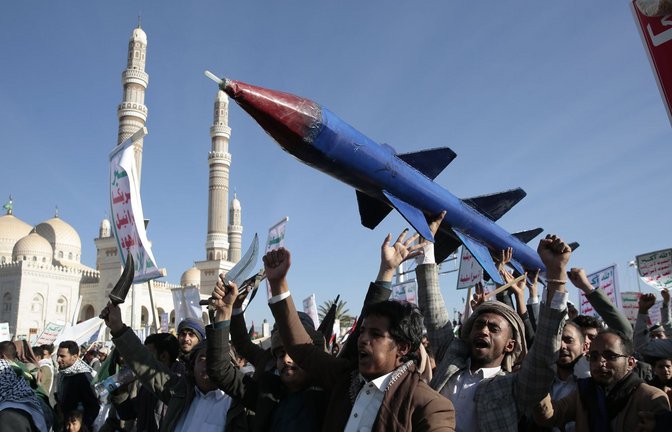 Huthi-Anhänger nehmen an einer Kundgebung zur Unterstützung der Palästinenser im Gazastreifen und gegen die USA teil. (Archivbild)<span class='image-autor'>Foto: dpa/Osamah Abdulrahman</span>