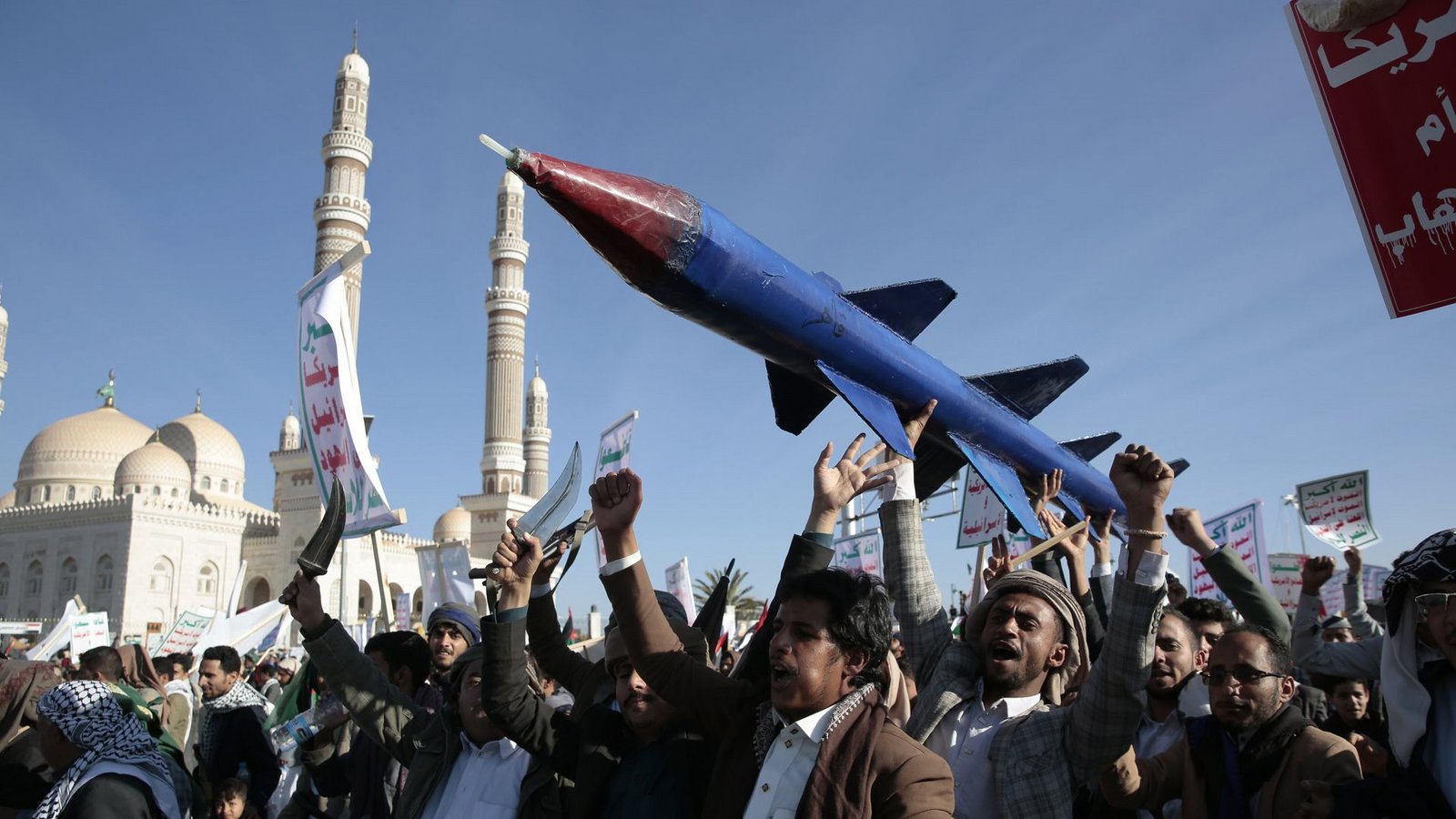Huthi-Anhänger nehmen an einer Kundgebung zur Unterstützung der Palästinenser im Gazastreifen und gegen die USA teil. (Archivbild)Foto: dpa/Osamah Abdulrahman