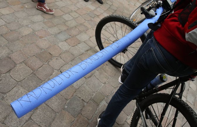 Unter anderem mit einer Schwimmnudel hat Andeas Mandalka für mehr Sicherheit für Radfahrer im Verkehr protestiert (Symbolbild).<span class='image-autor'>Foto: imago images / Christian Schroedter/Christian Schroedter</span>