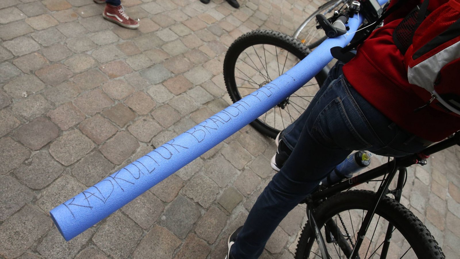Unter anderem mit einer Schwimmnudel hat Andeas Mandalka für mehr Sicherheit für Radfahrer im Verkehr protestiert (Symbolbild).Foto: imago images / Christian Schroedter/Christian Schroedter Unter anderem mit einer Schwimmnudel hat Andeas Mandalka für mehr Sicherheit für Radfahrer im Verkehr protestiert (Symbolbild).Foto: imago images / Christian Schroedter/Christian Schroedter
